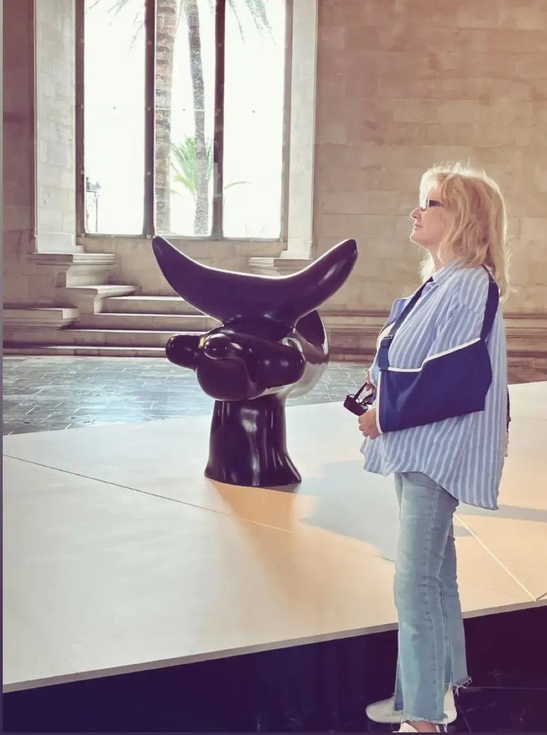 Αγγελική-Νικολούλη-με-δεμένο-χέρι- Αγγελική-Νικολούλη-με-δεμένο-χέρι-