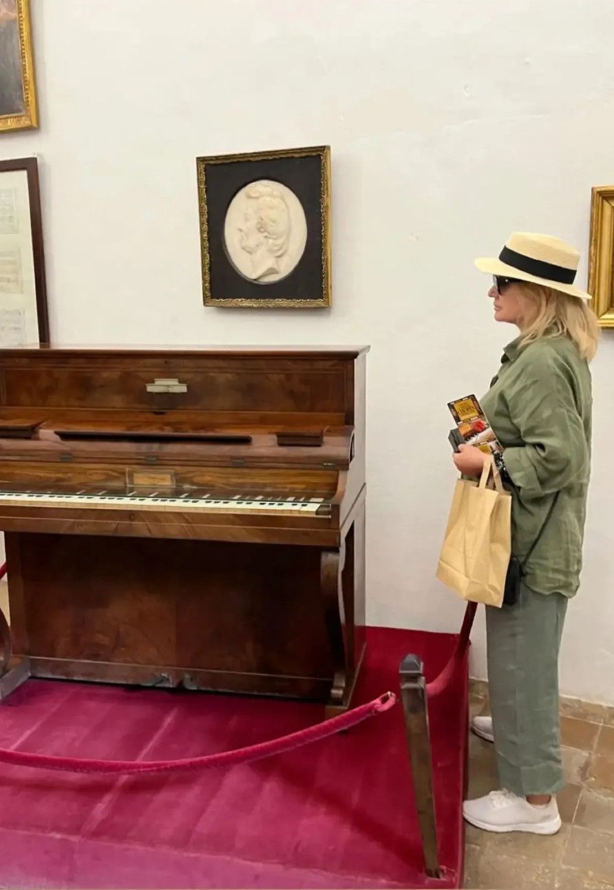 Αγγελική-Νικολούλη-με-δεμένο-χέρι- Αγγελική-Νικολούλη-με-δεμένο-χέρι-