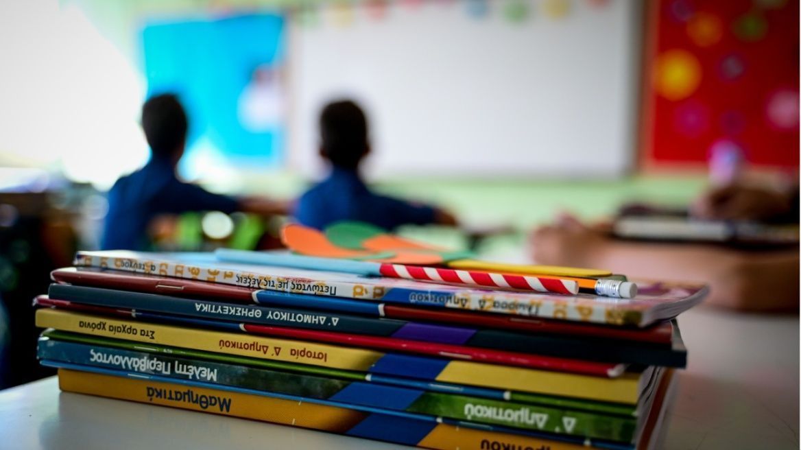 βιβλία-δημοτικού-πάνω-σε-θρανίο