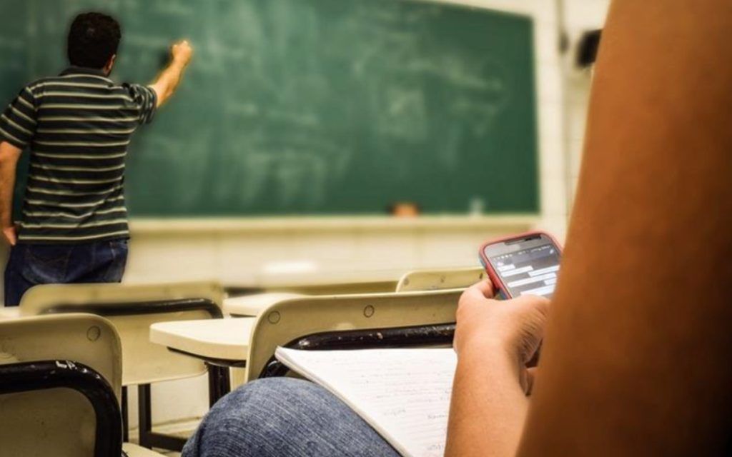Άνοιγμα σχολείων 2025: Τι θα ισχύσει φέτος με τα κινητά στο σχολείο;