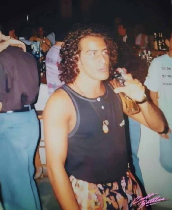 Ο Αντώνης Κανάκης με μακριά σγουρά μαλλιά - Η φωτογραφία από όταν ήταν νέος που έγινε viral