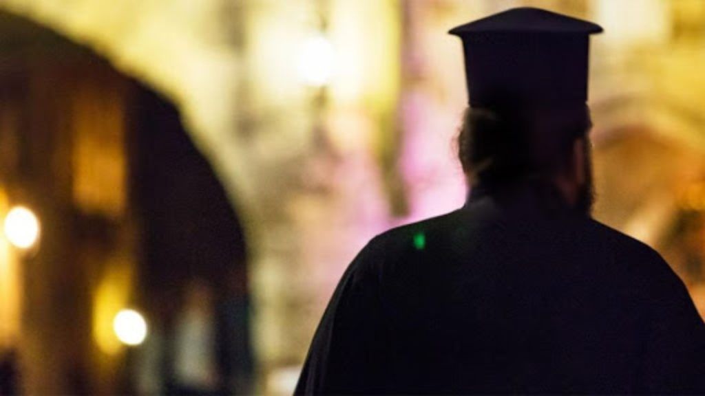 Απίστευτες σκηνές σε πανήγυρι στην Κόρινθο: Η Παπαδιά πήγε να πατήσει τον παπά με το αμάξι γιατί τον έπιασε να έχει εξωσυζυγική σχέση