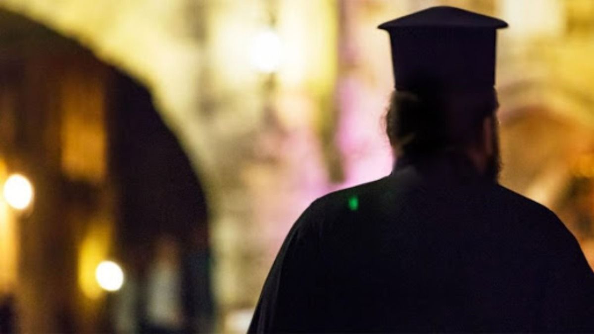 Απίστευτες σκηνές σε πανήγυρι στην Κόρινθο: Η Παπαδιά πήγε να πατήσει τον παπά με το αμάξι γιατί τον έπιασε να έχει εξωσυζυγική σχέση