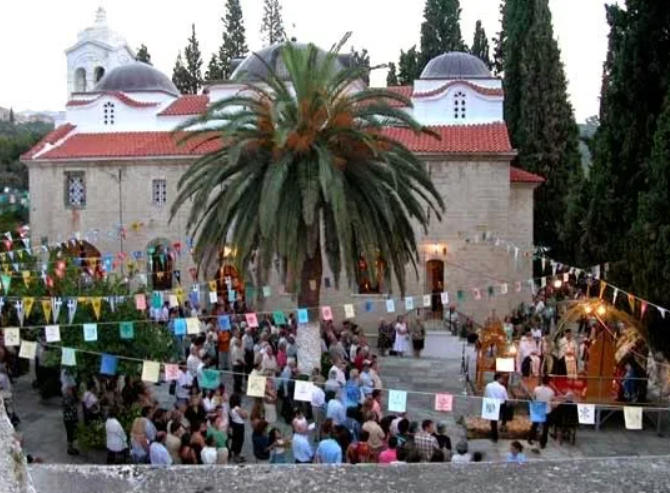 Τα έθιμα της Παναγίας σε όλη την Ελλάδα - Από τους Επιτάφιους στα ξακουστά πανηγύρια