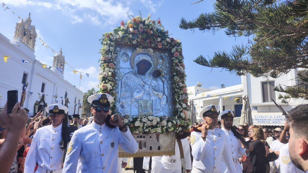 Τα έθιμα της Παναγίας σε όλη την Ελλάδα - Από τους Επιτάφιους στα ξακουστά πανηγύρια