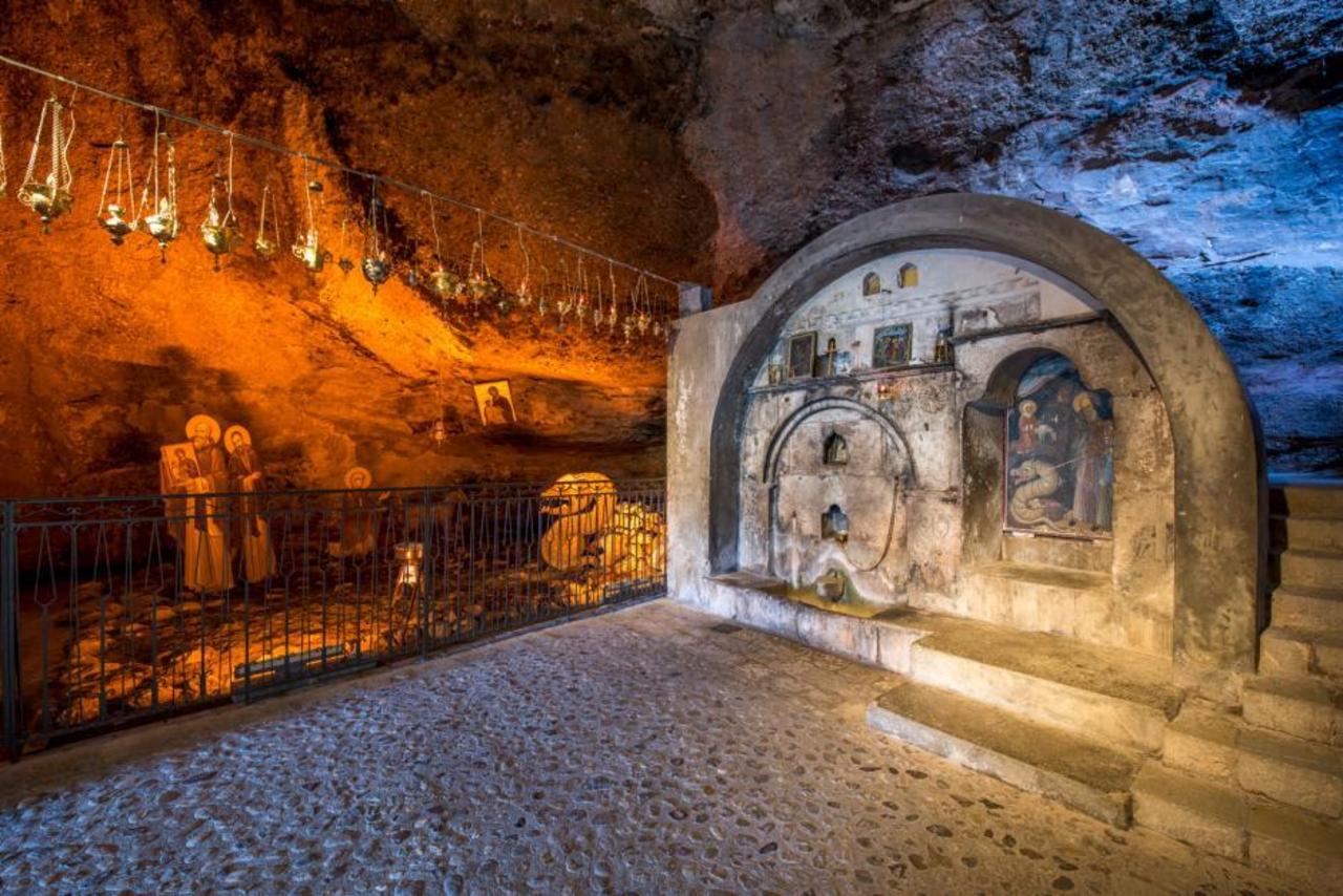 Τα έθιμα της Παναγίας σε όλη την Ελλάδα - Από τους Επιτάφιους στα ξακουστά πανηγύρια