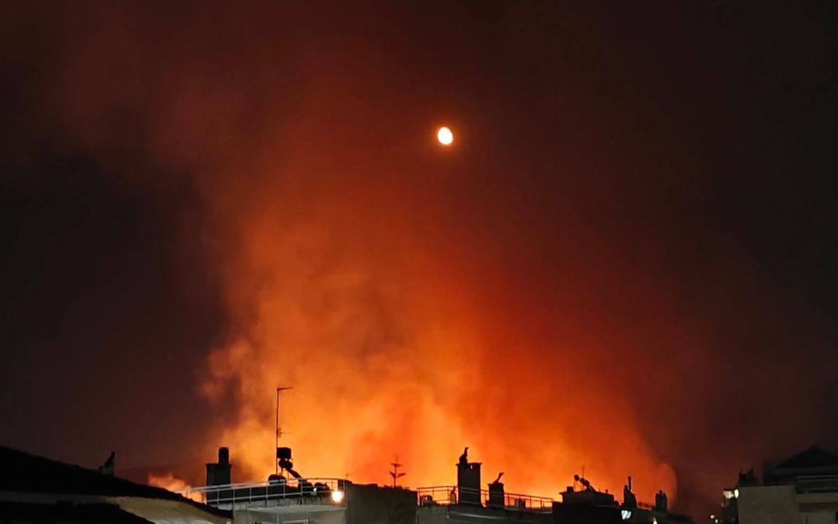 Δεκάδες άνθρωποι έχουν μεταφερθεί στα νοσοκομεία από τις φωτιές - Η ενημέρωση του ΕΚΑΒ