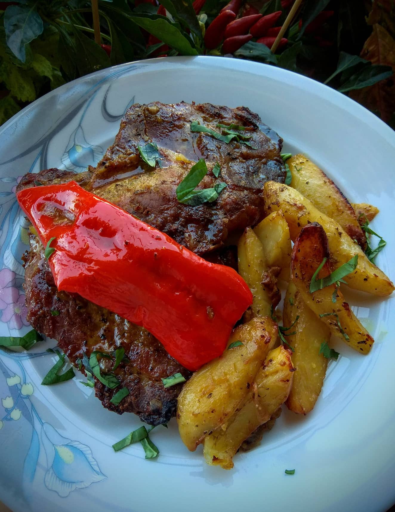 μπριζόλα-με-πιπεριά-και-πατάτες- μπριζόλα-με-πιπεριά-και-πατάτες-