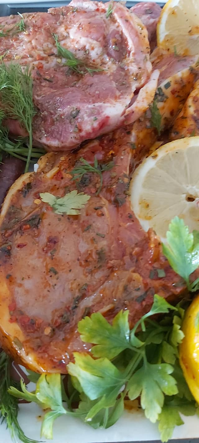 χοιρινές μπριζόλες-με-λεμόνι-και-μαϊντανό- χοιρινές μπριζόλες-με-λεμόνι-και-μαϊντανό-