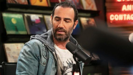 Δεν θα τον αναγνώριζε ούτε ο Σερβέτας - Ο Αντώνης Κανάκης νέος με μακριά σγουρά μαλλιά