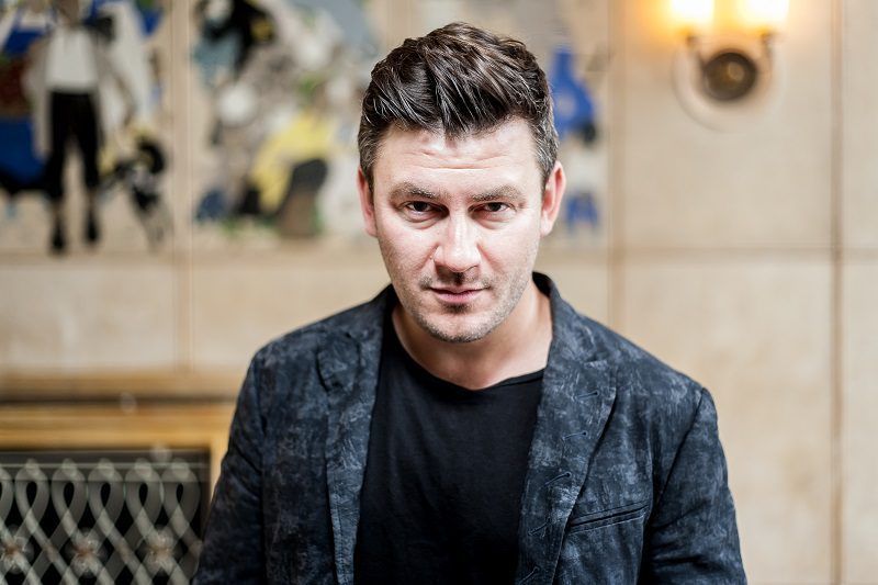 Ο Διάσημος συγγραφέας που ζει εξόριστος επειδή τα έβαλε με τον Πούτιν