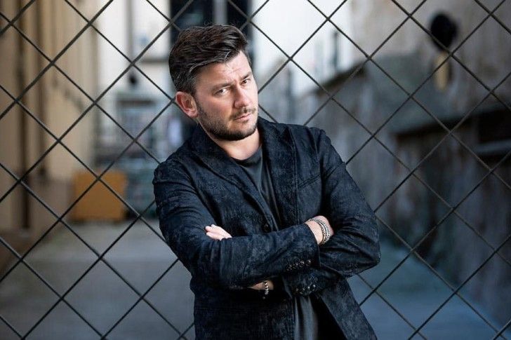 Ο Διάσημος συγγραφέας που ζει εξόριστος επειδή τα έβαλε με τον Πούτιν