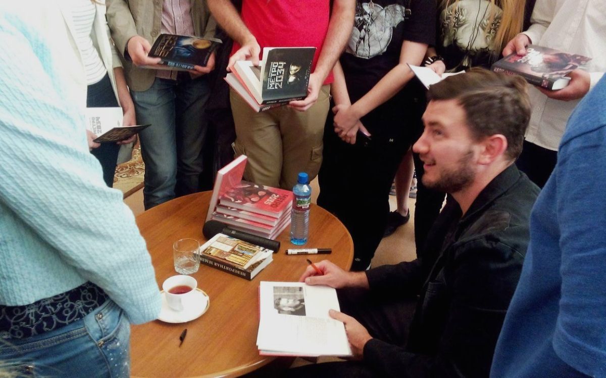 Ο Διάσημος συγγραφέας που ζει εξόριστος επειδή τα έβαλε με τον Πούτιν