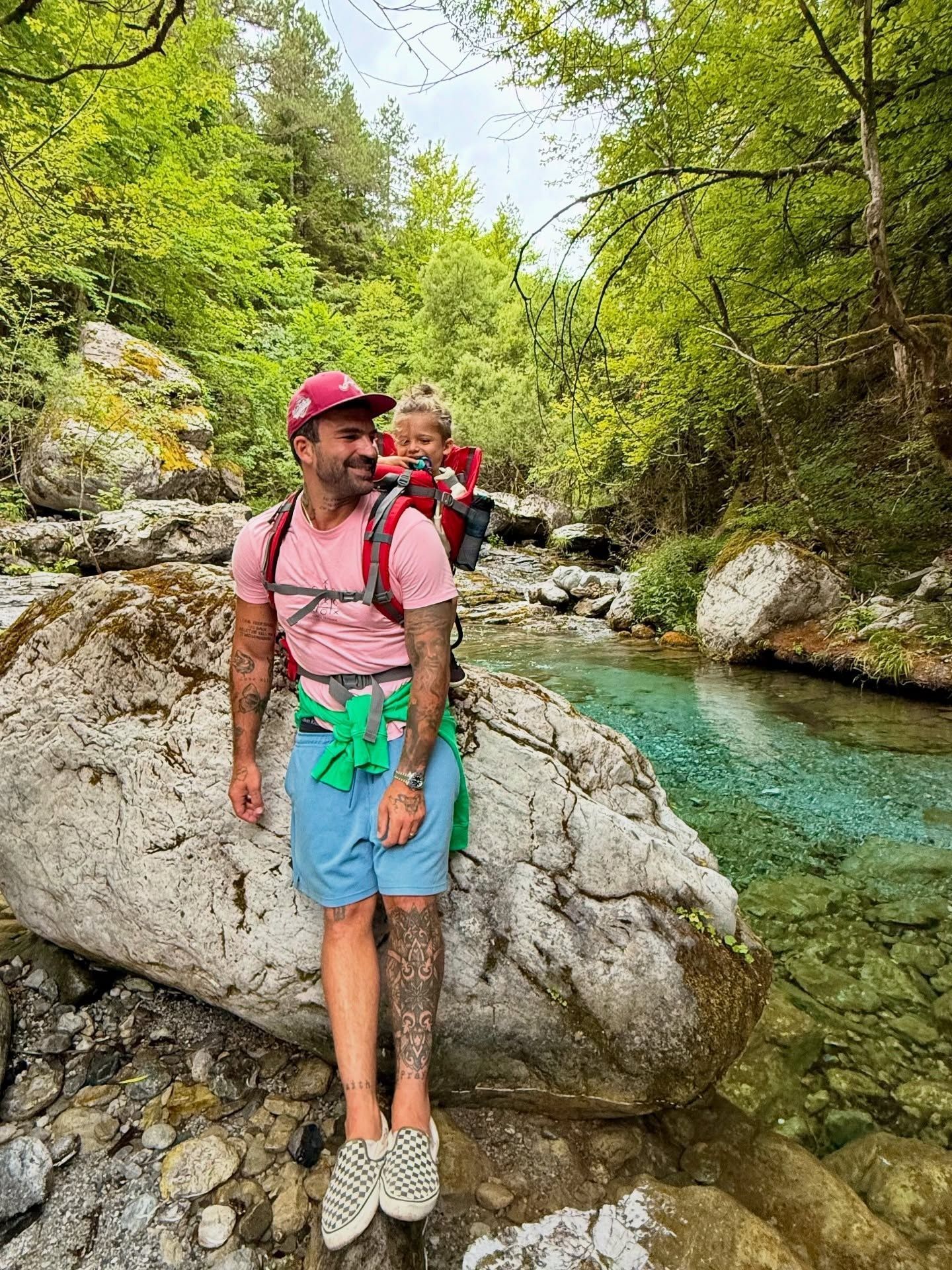 Ο Δημήτρης Αλεξάνδρου σε εκδρομή με τον Πάρη - "Του μαθαίνω πως να είναι αληθινός"