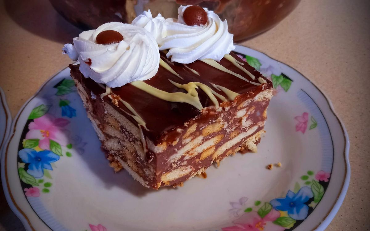 μπισκοτόγλυκο-με-σοκολάτα-και-σαντιγί- μπισκοτόγλυκο-με-σοκολάτα-και-σαντιγί-