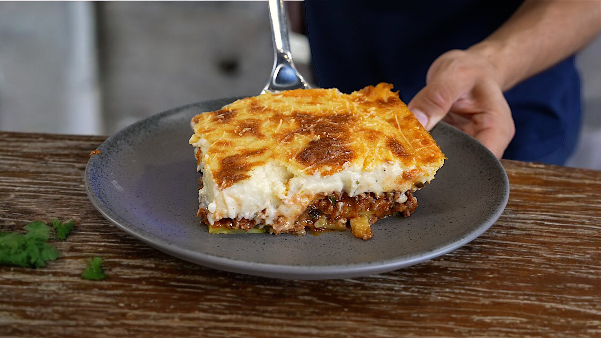 Εύκολος μουσακάς με την παραδοσιακή συνταγή της γιαγιάς