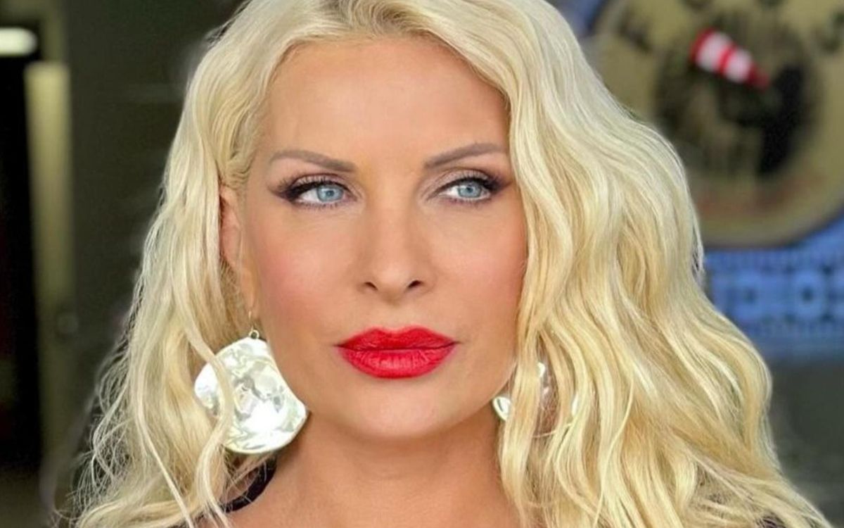 Ελένη Μενεγάκη: Βάζει κάτω τις 30αρες - Ποζάρει με μπικίνι και χωρίς ίχνος μακιγιάζ και εντυπωσιάζει