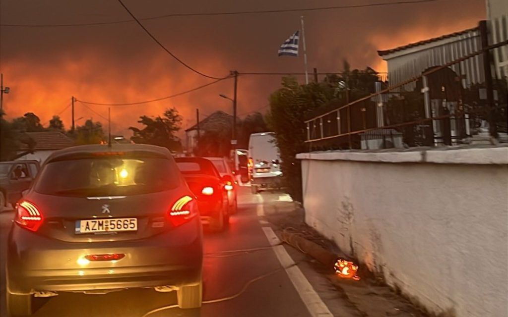 Η Ελλάδα καίγεται :Εκκενώνεται η Κάτω Αχαΐα, κλειστή η νέα και η παλαιά εθνική οδός - Μπαράζ  112 σε Πρέβεζα,  Ζάκυνθο, Άρτα και Βόνιτσα