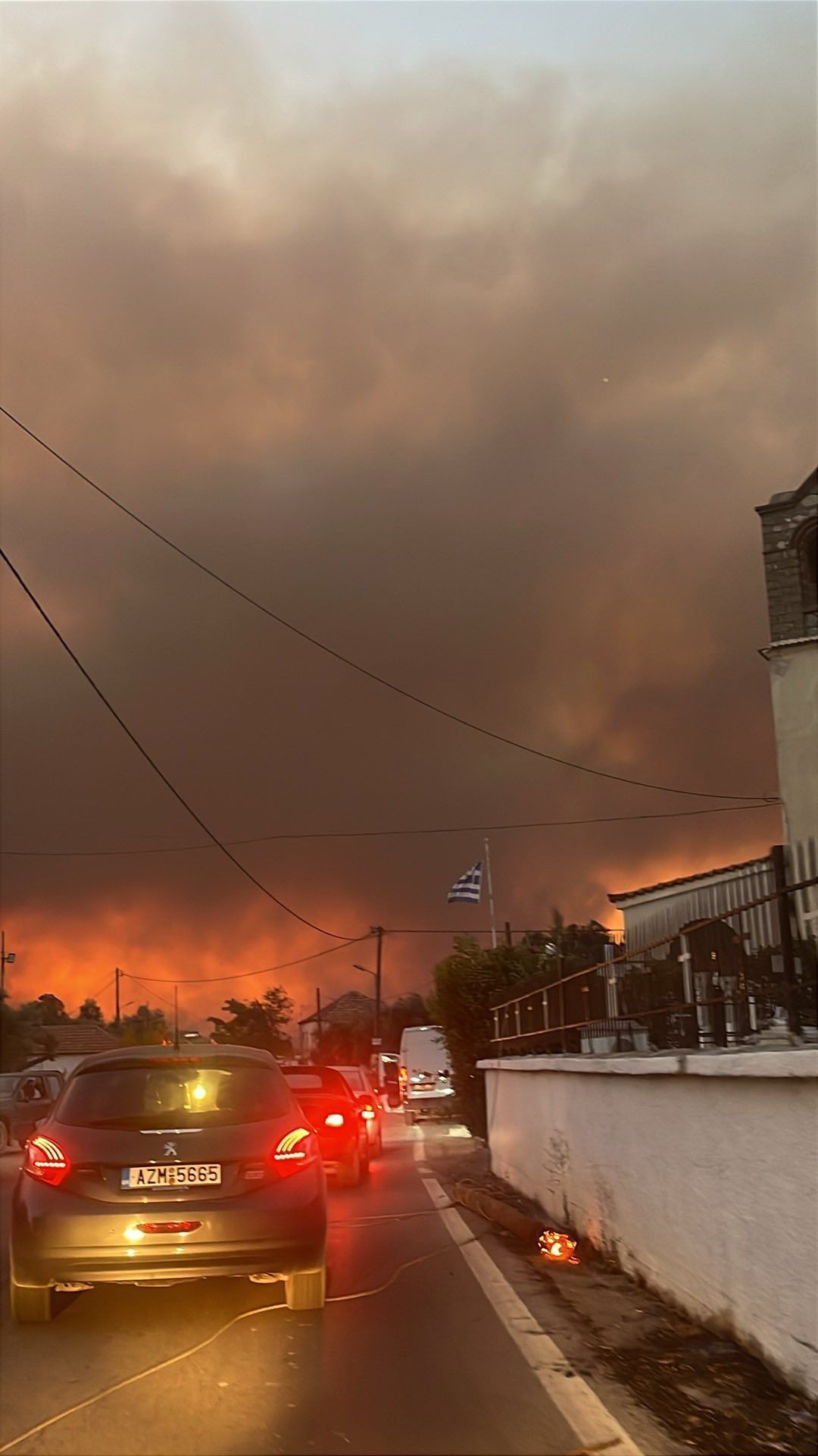 Η Ελλάδα καίγεται :Εκκενώνεται η Κάτω Αχαΐα, κλειστή η νέα και η παλαιά εθνική οδός - Μπαράζ 112 σε Πρέβεζα, Ζάκυνθο, Άρτα και Βόνιτσα
