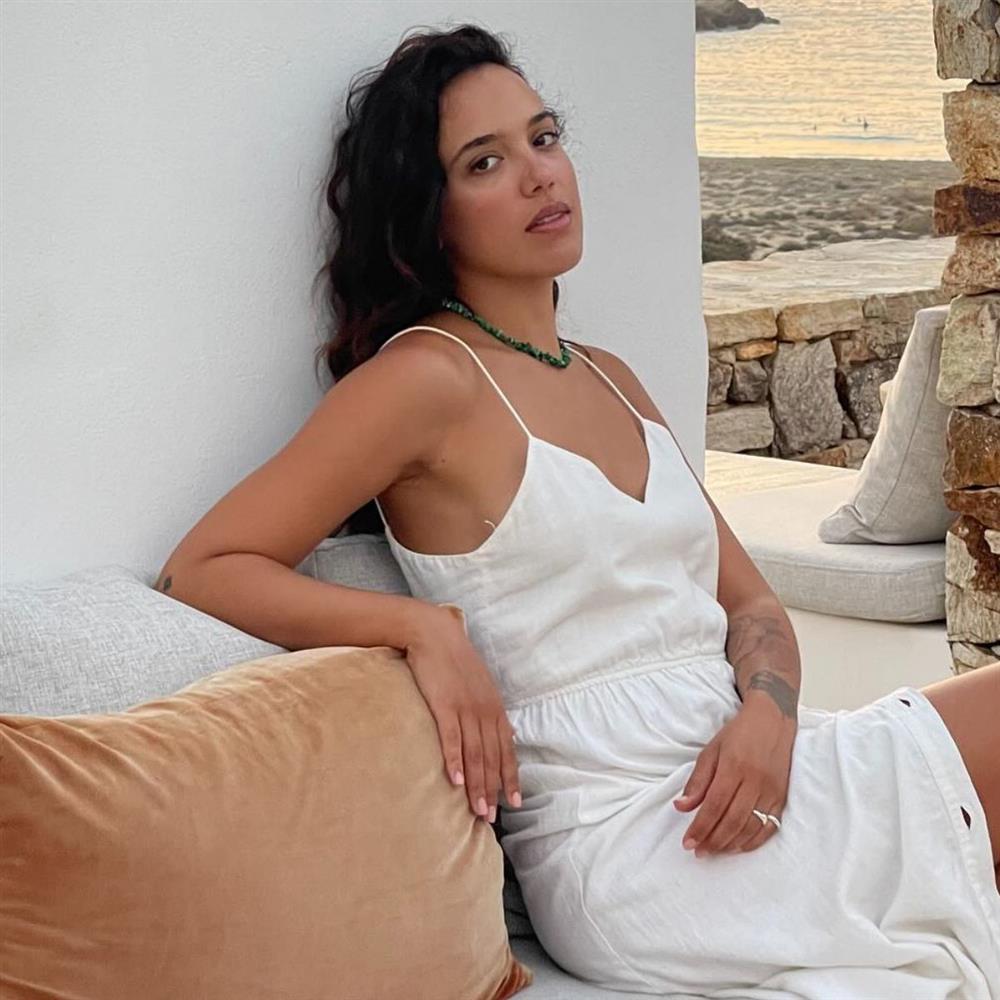 Σάντυ Χατζηιωάννου-με-λευκό-καλοκαιρινό φόρεμα-