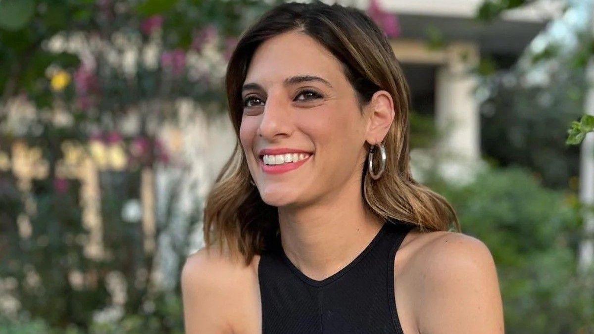 Χριστίνα Χειλά Φαμέλη-χαμογελάει-με-ίσια-μαλλιά-