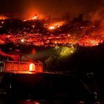 Φωτιά Κερατέα: Νέα αναζωπύρωση - Οι πυροσβέστες δίνουν μάχη με τους θυελλώδεις ανέμους