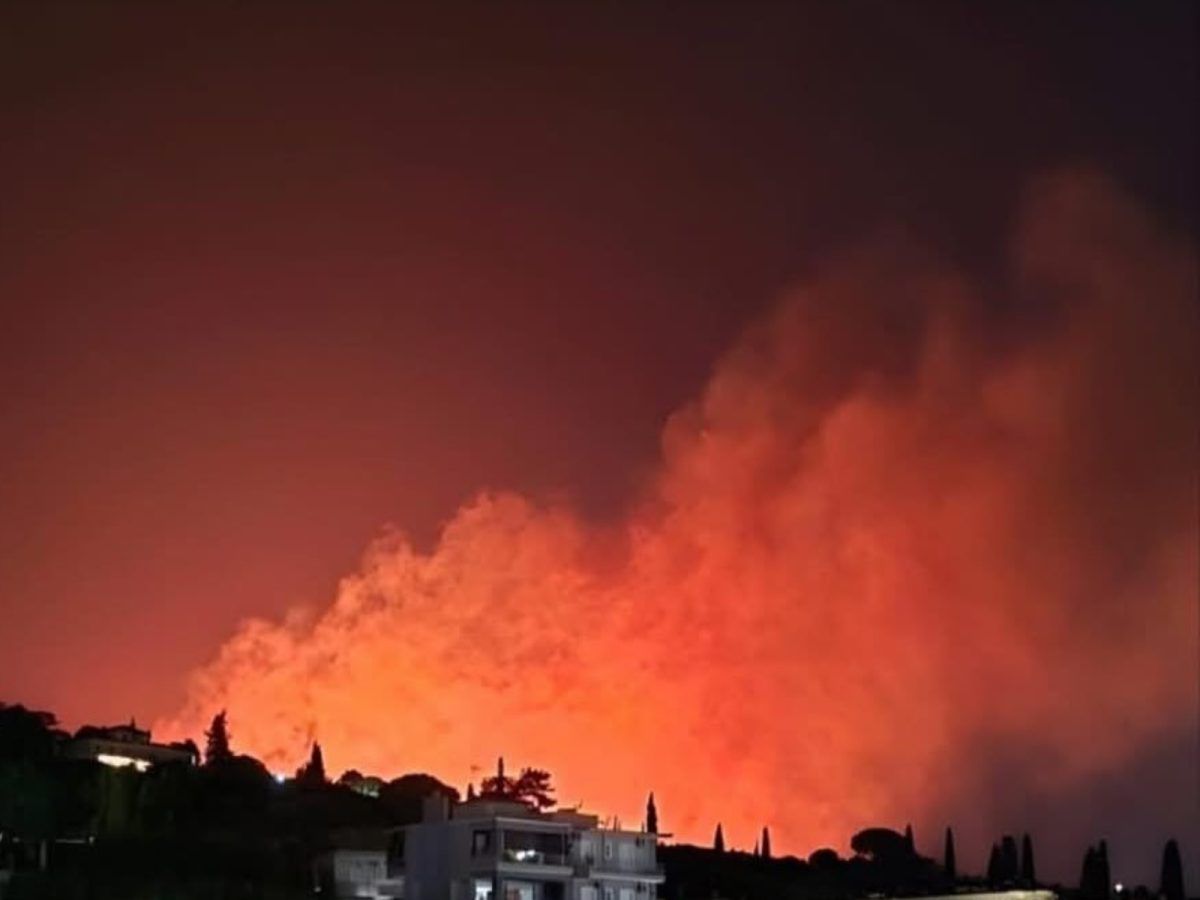 Φωτιά Πάτρα : Έκκληση για βοήθεια στους πυροσβέστες - Καταγγελίες για έλλειψη πόσιμου νερού