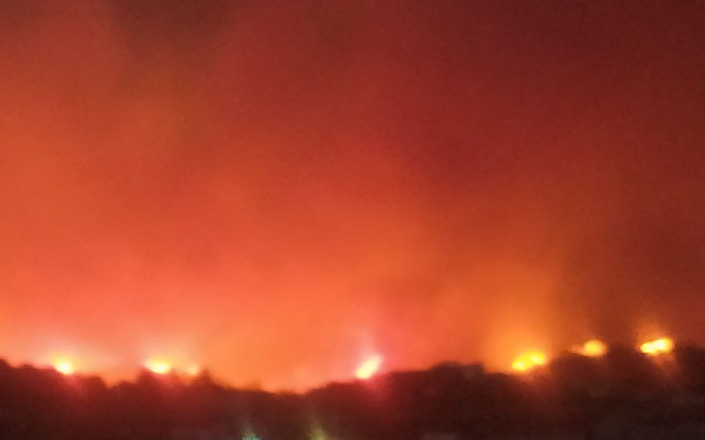 Φωτιά Πάτρα : Η φωτιά μπήκε στην Άνω Αχαΐα, καίγονται σπίτια στα Τσουκαλείκα