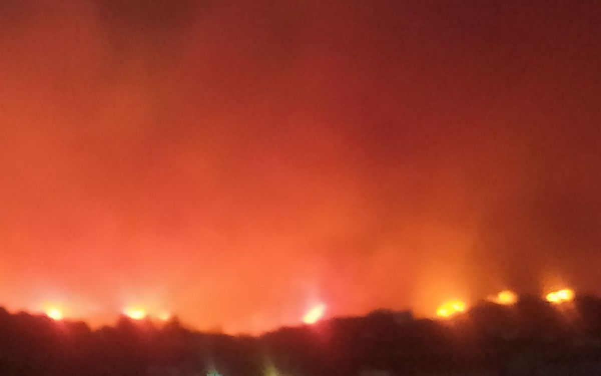 Φωτιά Πάτρα : Η φωτιά μπήκε στην Άνω Αχαΐα, καίγονται σπίτια στα Τσουκαλείκα