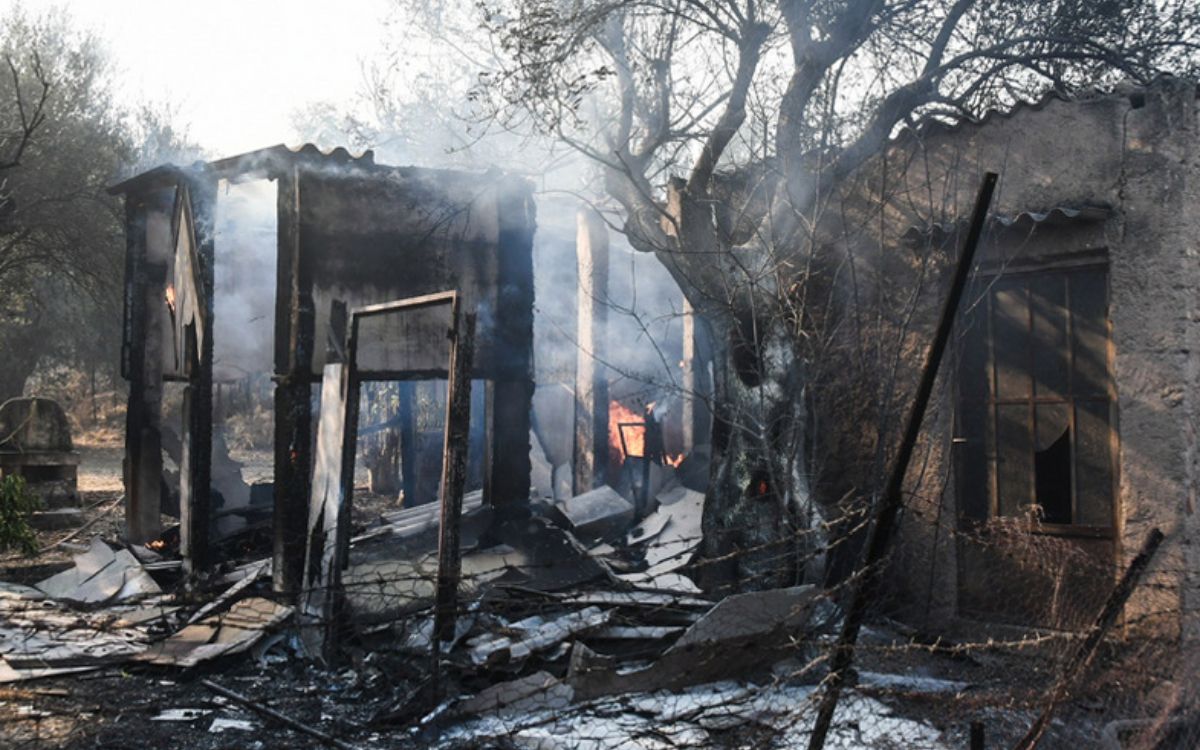 Φωτιά Πάτρα: Περικυκλώνει την πόλη - Μία ανάσα από τον αστικό ιστό- Φώτο και βίντεο που κόβουν την ανάσα
