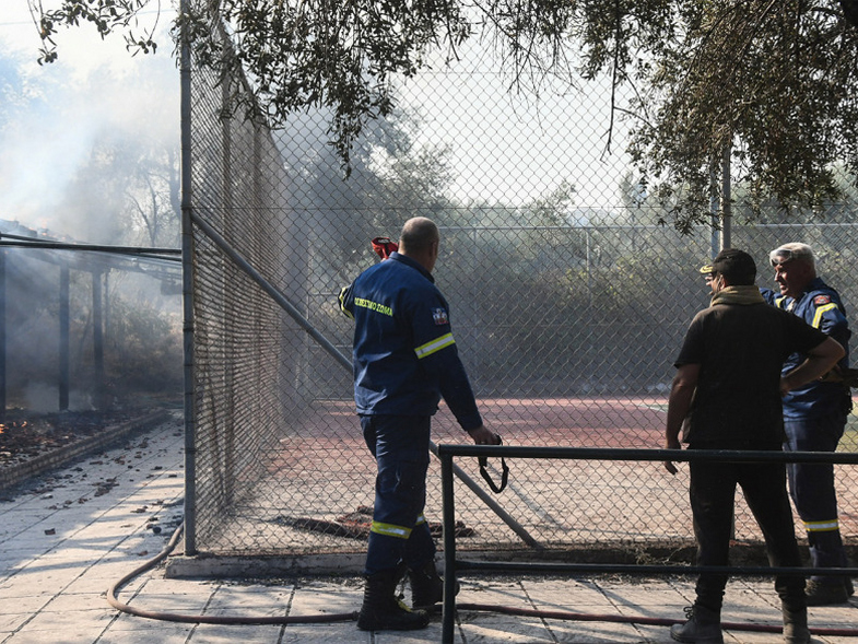 Φωτιά Πάτρα: Περικυκλώνει την πόλη - Μία ανάσα από τον αστικό ιστό- Φώτο και βίντεο που κόβουν την ανάσα