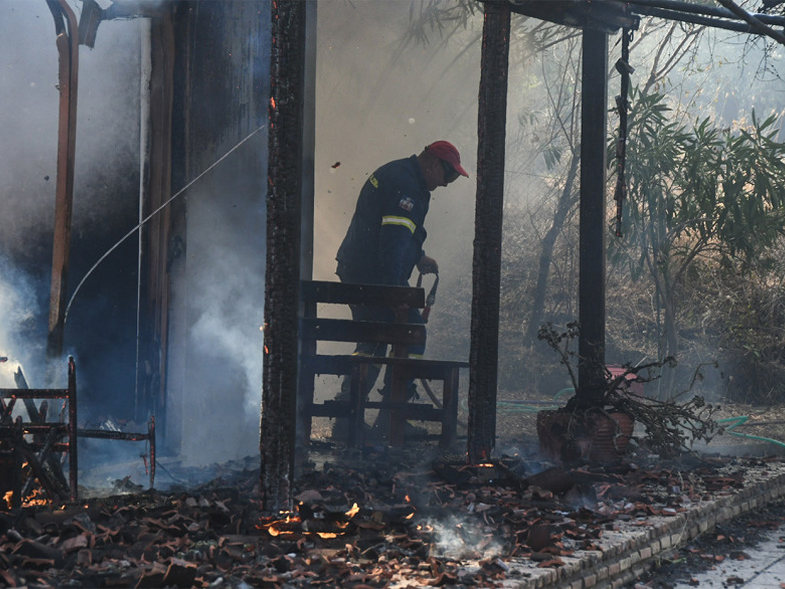 Φωτιά Πάτρα: Περικυκλώνει την πόλη - Μία ανάσα από τον αστικό ιστό- Φώτο και βίντεο που κόβουν την ανάσα