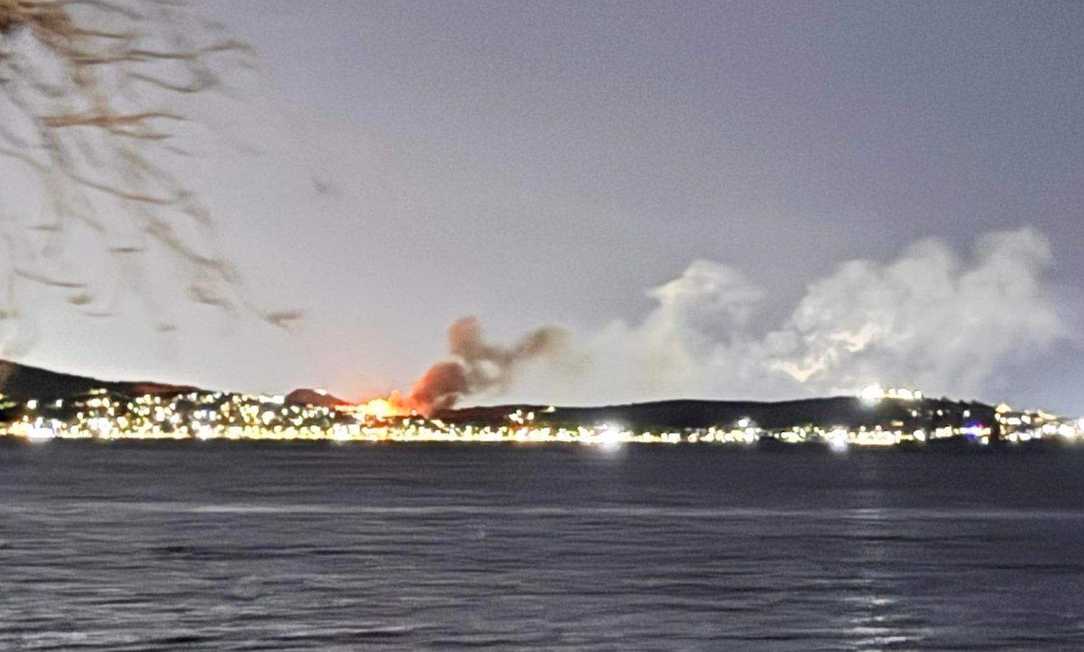 Φωτιά Σαλαμίνα τώρα: Οι Φλόγες κοντά στα σπίτια- Φωτογραφίες