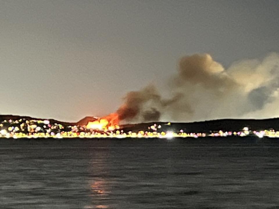 Φωτιά Σαλαμίνα τώρα: Οι Φλόγες κοντά στα σπίτια- Φωτογραφίες