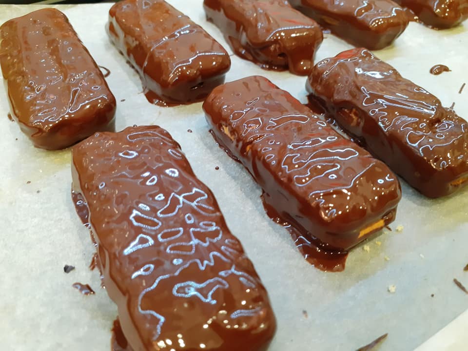 Γεμιστά μπισκότα με καραμέλα και επικάλυψη σοκολάτας