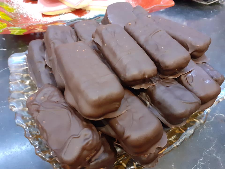 Γεμιστά μπισκότα με καραμέλα και επικάλυψη σοκολάτας