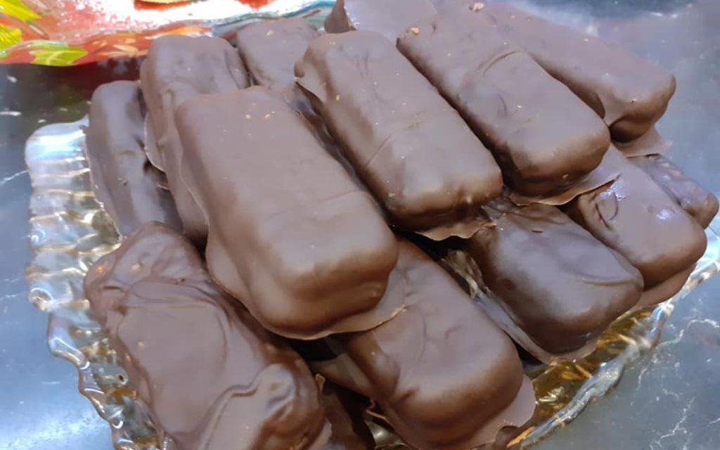 Γεμιστά μπισκότα με καραμέλα και επικάλυψη σοκολάτας