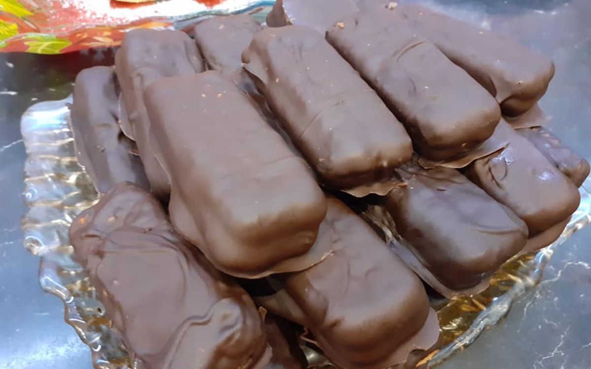 Γεμιστά μπισκότα με καραμέλα και επικάλυψη σοκολάτας