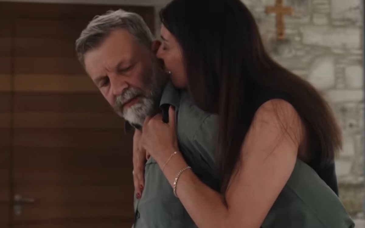 Η Γη της Ελιάς: "Είσαι ξετσίπωτη - Δεν θέλω να σε ξέρω" - Η Αθηνά ξεμπροστιάζει την Ιουλία