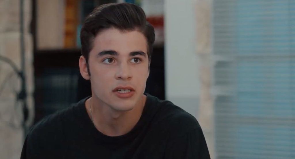 Η Γη της Ελιάς : Τα περίεργα μηνύματα που στέλνει ο Παρασκευάς σε όλους