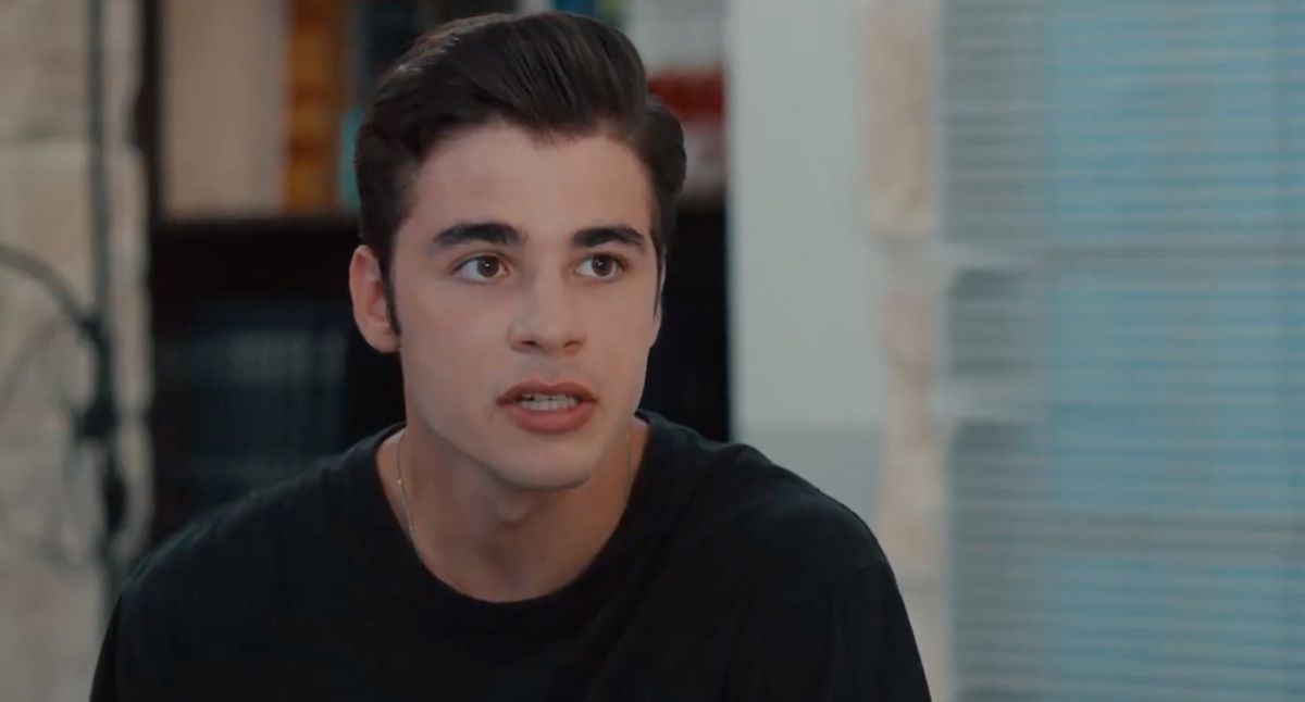 Η Γη της Ελιάς : Τα περίεργα μηνύματα που στέλνει ο Παρασκευάς σε όλους