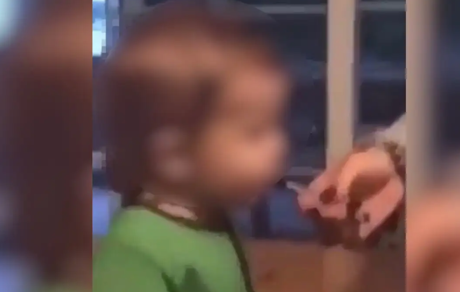 Γνωστή Influencer αναγκάσε μαζί με την φίλη της ένα παιδί να καπνίσει τσιγάρο - Φωτογραφία