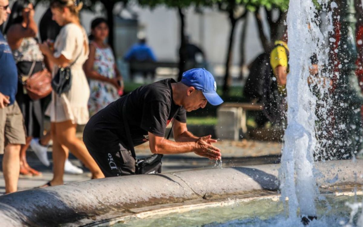 Καιρός: Έρχεται ξανά μίνι καύσωνας- Που θα «χτυπήσουν» οι μπόρες και οι καταιγίδες- Πότε πέφτει η θερμοκρασία