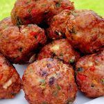 κεφτεδάκια-στο-πιάτο-