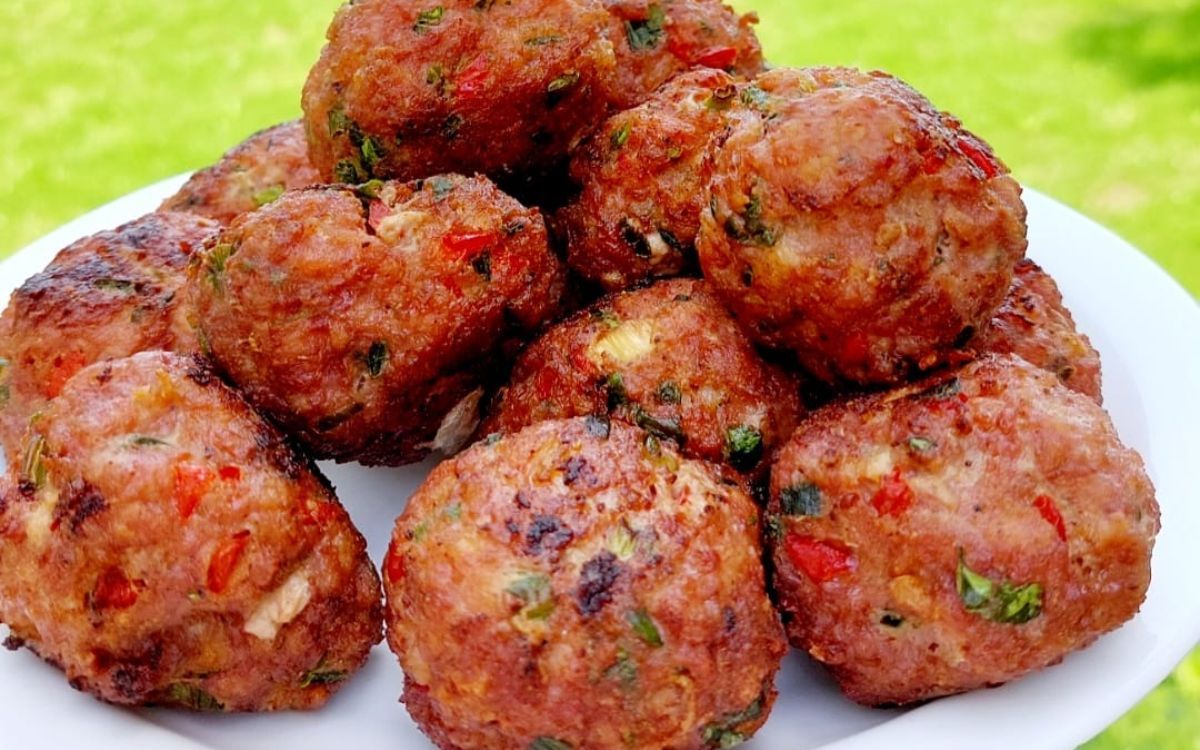 κεφτεδάκια-στο-πιάτο-