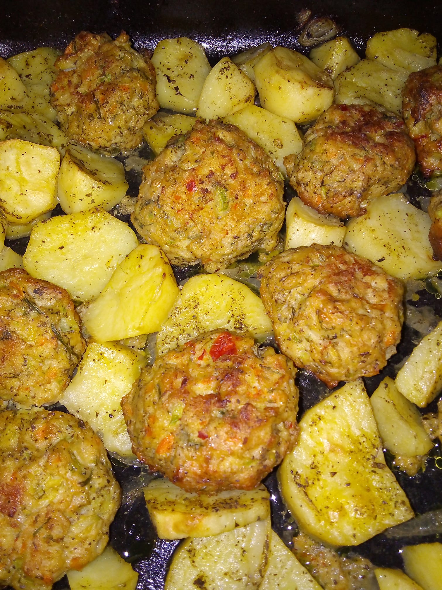 Καλοκαιρινά μπιφτέκια κοτόπουλο με κολοκυθάκια και πιπεριές