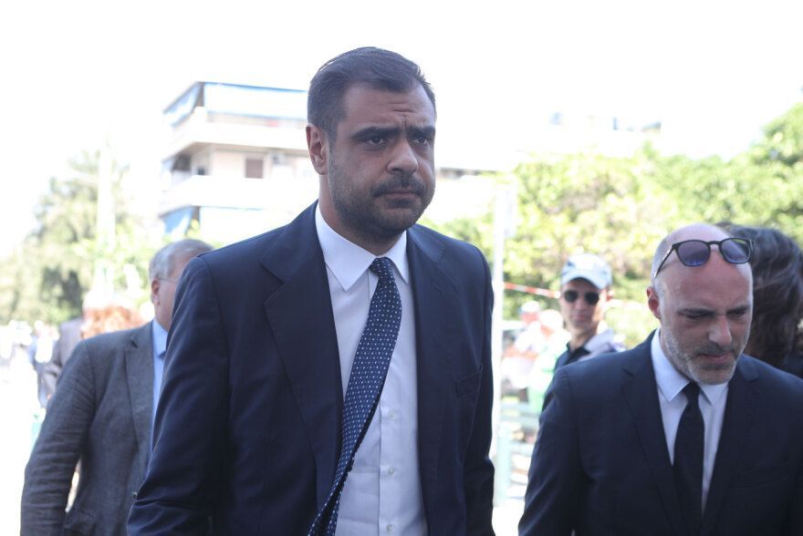 Κηδεία Λένα Σαμαρά : Συντετριμμένοι οι γονείς της κοπέλας στο τελευταίο αντίο-