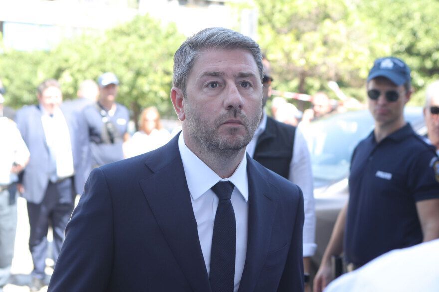 Κηδεία Λένα Σαμαρά : Συντετριμμένοι οι γονείς της κοπέλας στο τελευταίο αντίο-