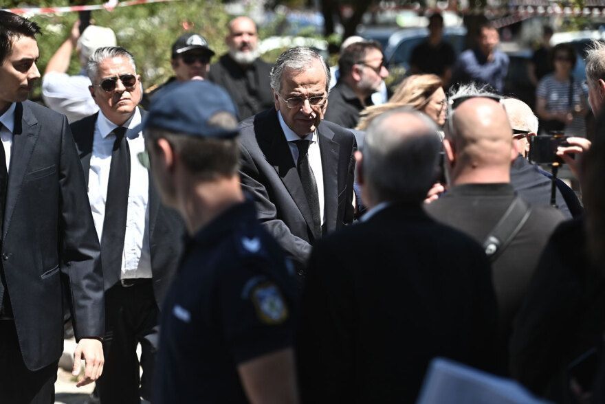 Κηδεία Λένα Σαμαρά : Συντετριμμένοι οι γονείς της κοπέλας στο τελευταίο αντίο-