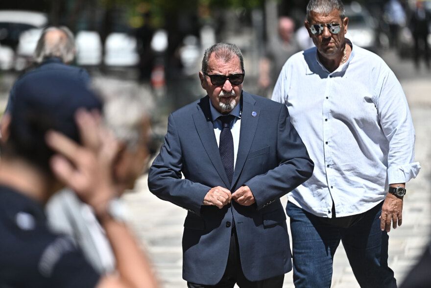 Κηδεία Λένα Σαμαρά : Συντετριμμένοι οι γονείς της κοπέλας στο τελευταίο αντίο-